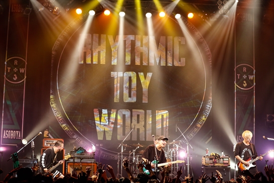 Rhythmic Toy World、ツアーファイナルO-EAST公演にて 今春、メジャー・デビューを発表!!!