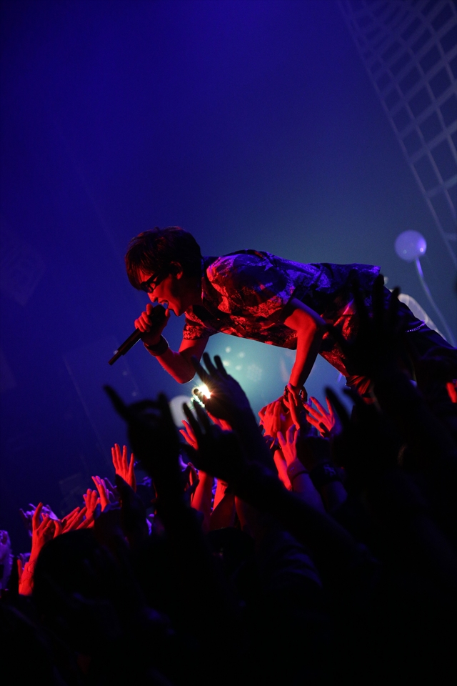  スガ シカオ、昨年末に開催された『SUGA SHIKAO LIVE TOUR 2015 「THE LAST」』東京公演より「オバケエントツ」「愛と幻想のレスポール」のライブ映像を公開！
