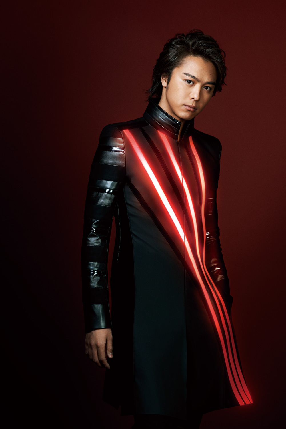 赤いラインの入った黒い衣装を着ているEXILEのTAKAHIROの画像