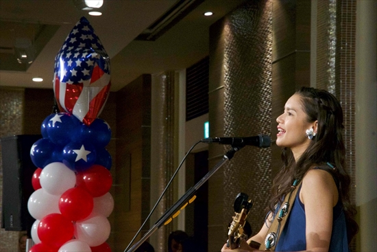 Anly、故郷沖縄でアメリカ合衆国独立記念式典祝賀会で日米両国の国歌斉唱！両国のVIPから大絶賛！