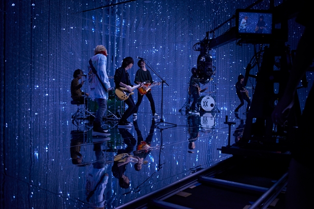 BUMP OF CHICKEN「アリア」MVはチームラボの“光の彫刻”内で撮 影、オフショットを最速公開